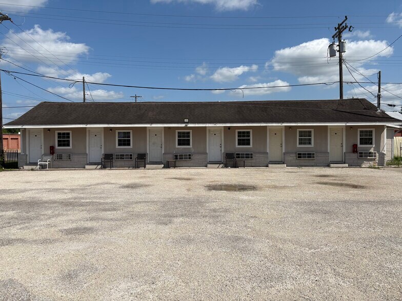 More Photos Of 405 W Jackson St, El Campo Hotel For Sale