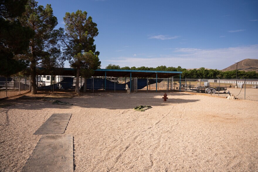 More Photos Of 1545 W State St, Hurricane Veterinarian Kennel For Lease