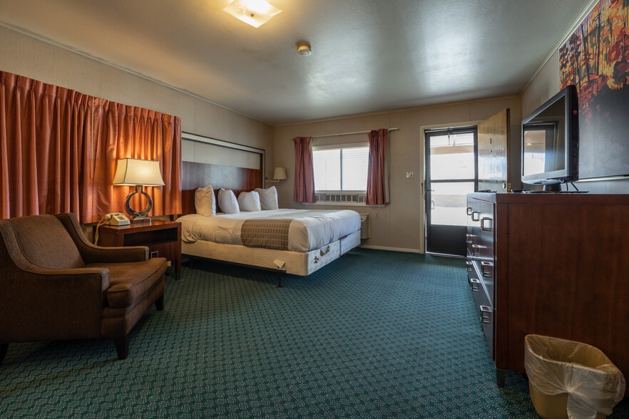 More Photos Of 1445 S 2nd St, Raton Hotel For Sale