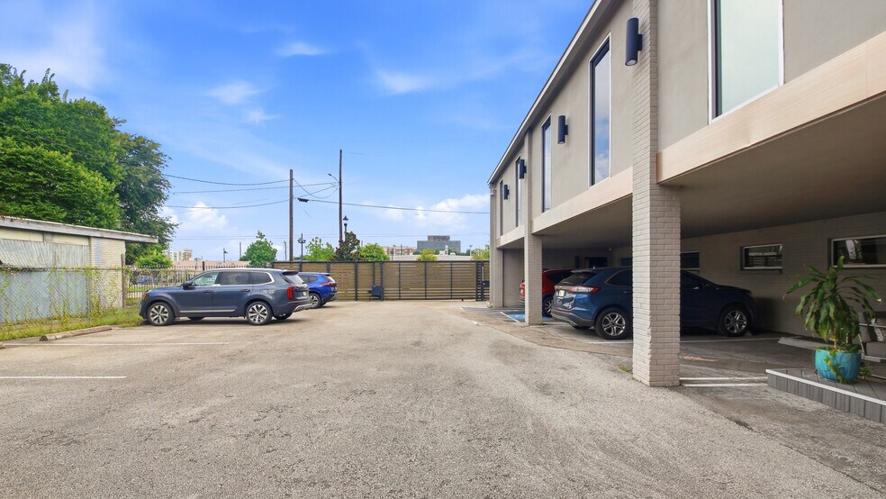 More Photos Of 2301 Caroline St, Houston Office For Sale
