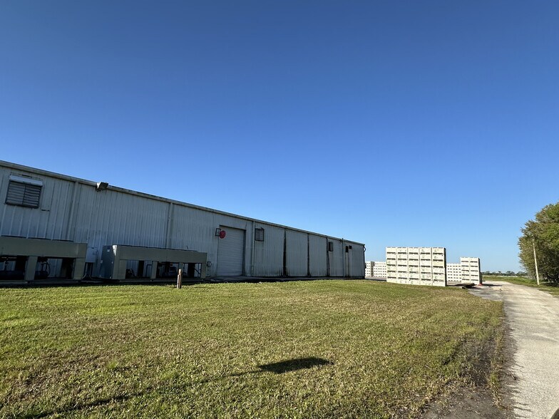 More Photos Of 625 66th Ave SW, Vero Beach Manufacturing For Sale