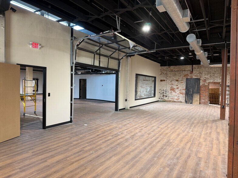 More Photos Of 117 S Houston Ave, Denison Showroom For Lease