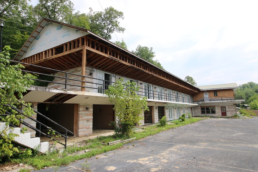 More Photos Of 11251 Highway 90, Parkers Lake Hotel For Sale