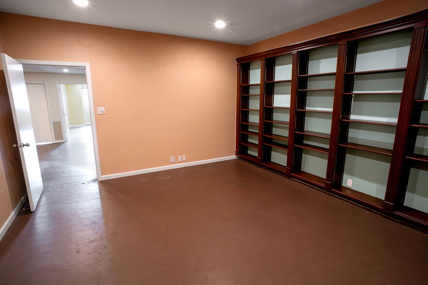 More Photos Of 910 Brenda St, Houston Warehouse For Sale