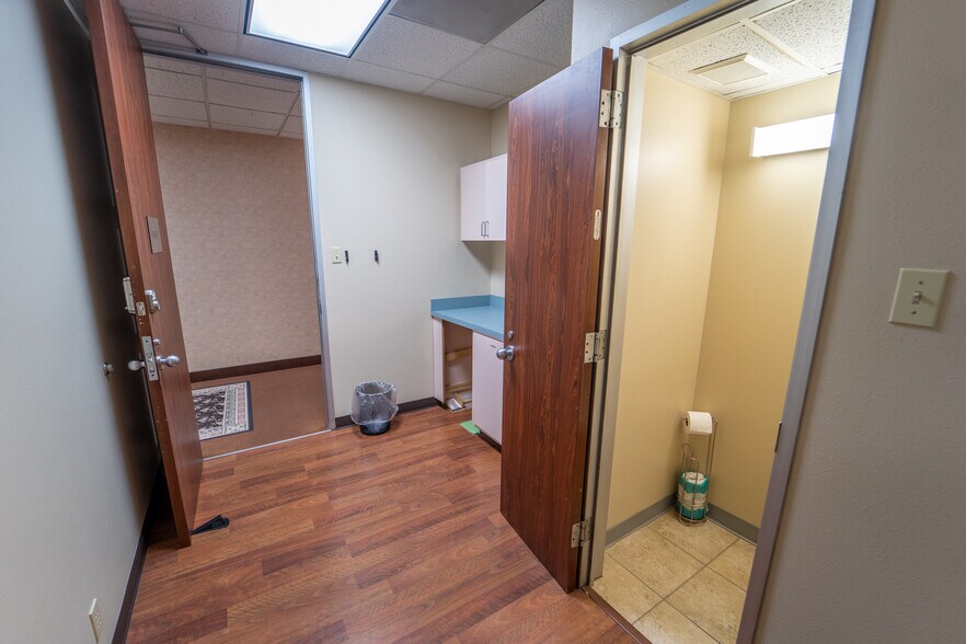 More Photos Of 115 Medical Dr, Victoria Medical For Sale