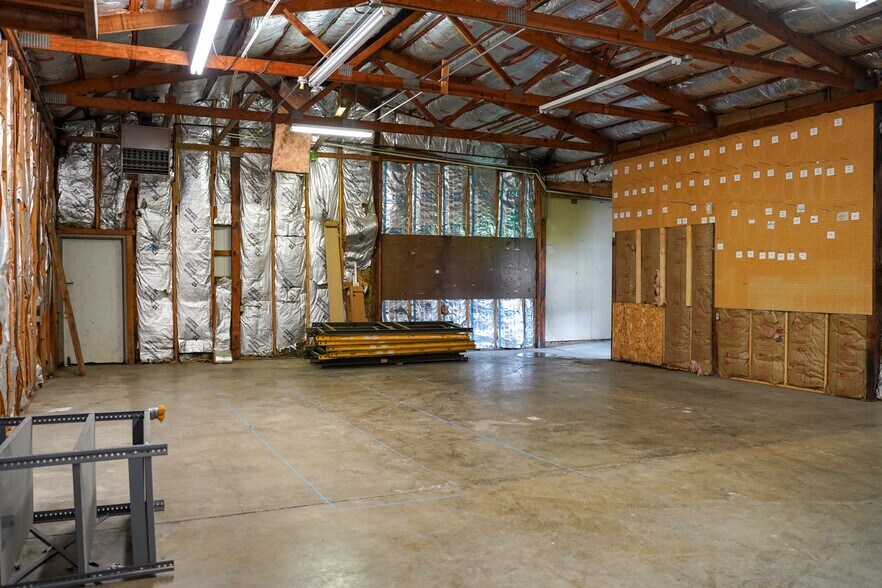 More Photos Of 2605 Alma Ave, Fort Wayne Showroom For Sale