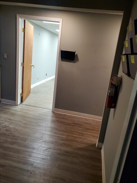 More Photos Of 380 Bennett Dr, Elk Grove Village Warehouse For Lease