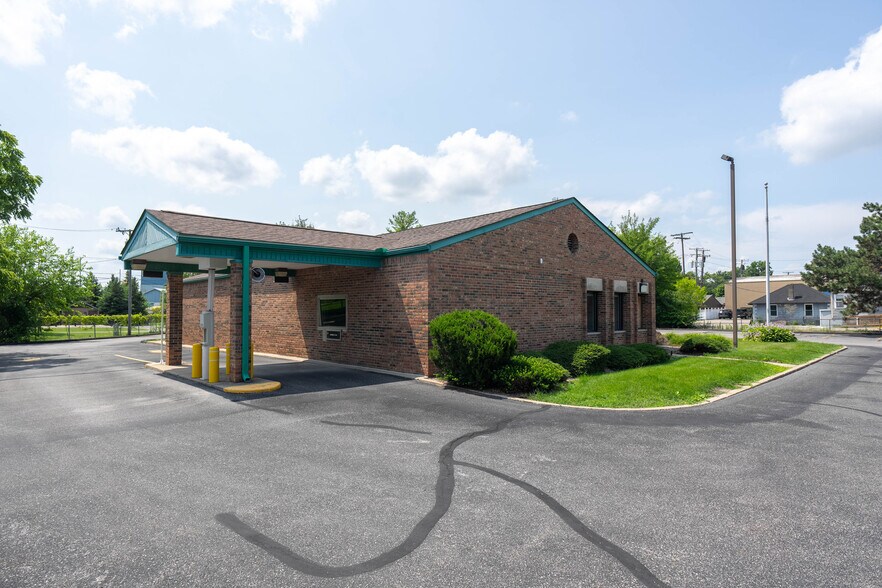 More Photos Of 69055 N Main St, Richmond Bank For Lease