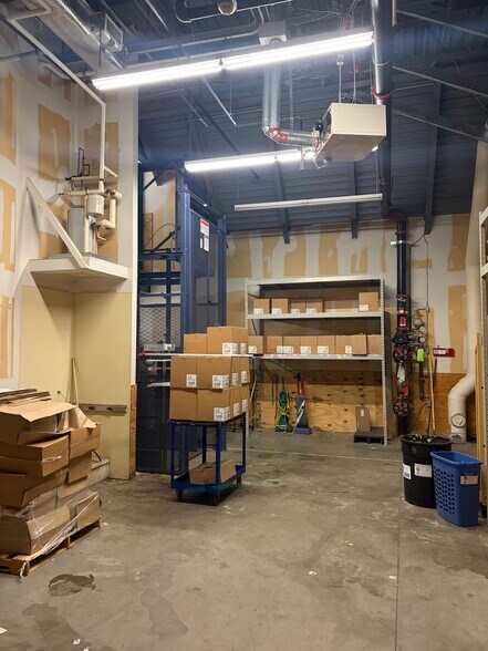 More Photos Of 52 Rockingham Rd, Derry Drugstore For Lease