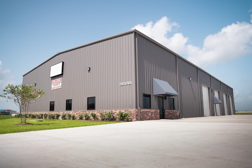 More Photos Of 8850 Industrial Pky, Beaumont Warehouse For Lease
