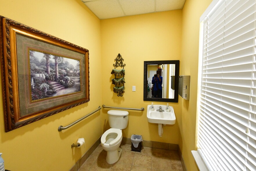 More Photos Of 1315 Providence Rd, Brandon Office Residential For Lease