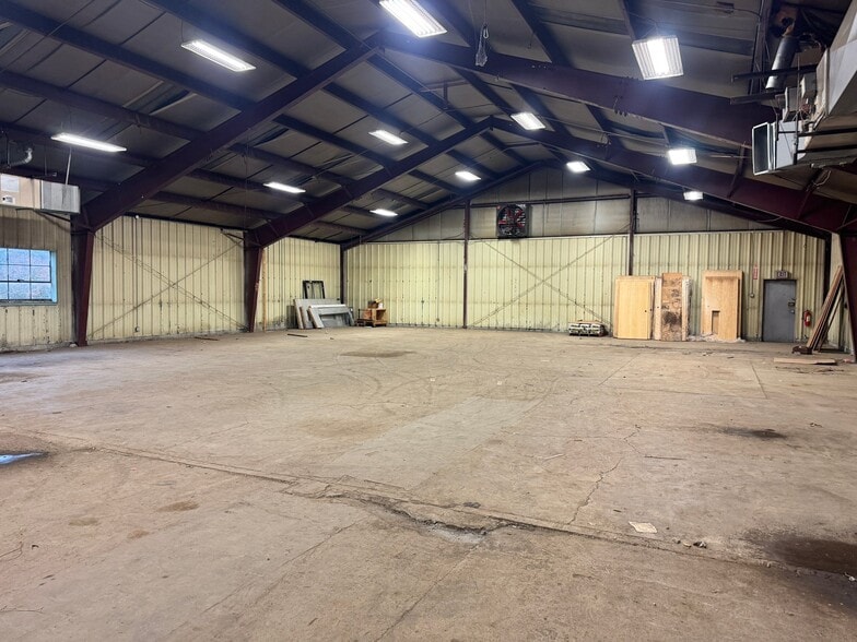 More Photos Of 304 W Second St, East Syracuse Warehouse For Lease