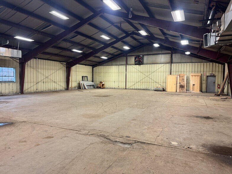 More Photos Of 304 W Second St, East Syracuse Warehouse For Lease