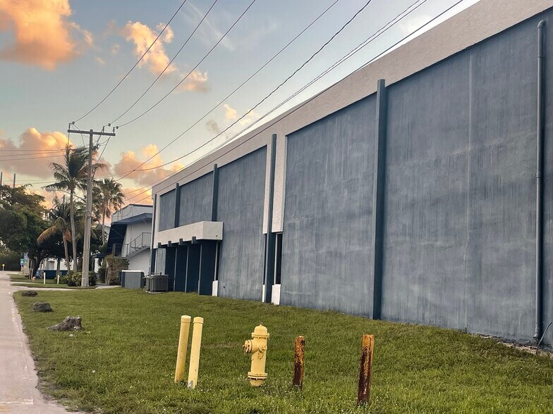 More Photos Of 3277 SE 14th Ave, Fort Lauderdale Warehouse For Lease