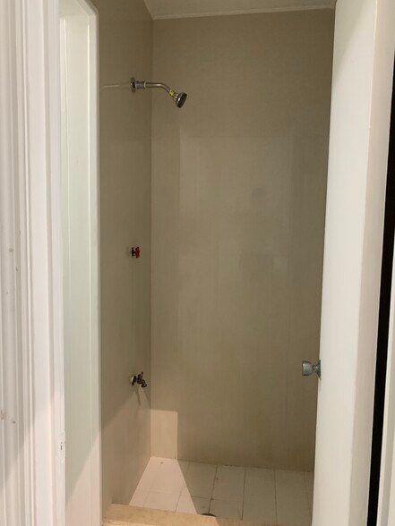 More Photos Of 2450 W 82nd St, Hialeah Coworking Space