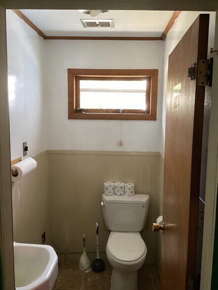More Photos Of 12 Elm St, Hatfield Warehouse For Lease