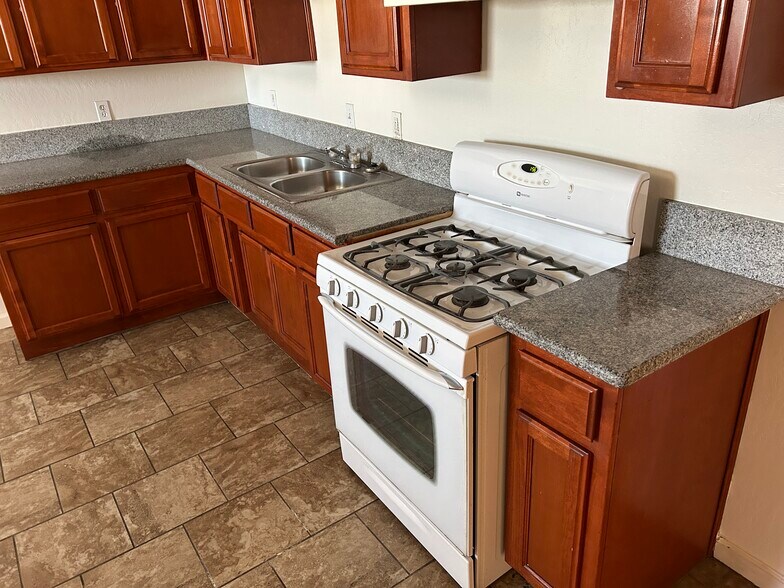 More Photos Of 530 Union Ave, Bakersfield Storefront Retail Office For Sale