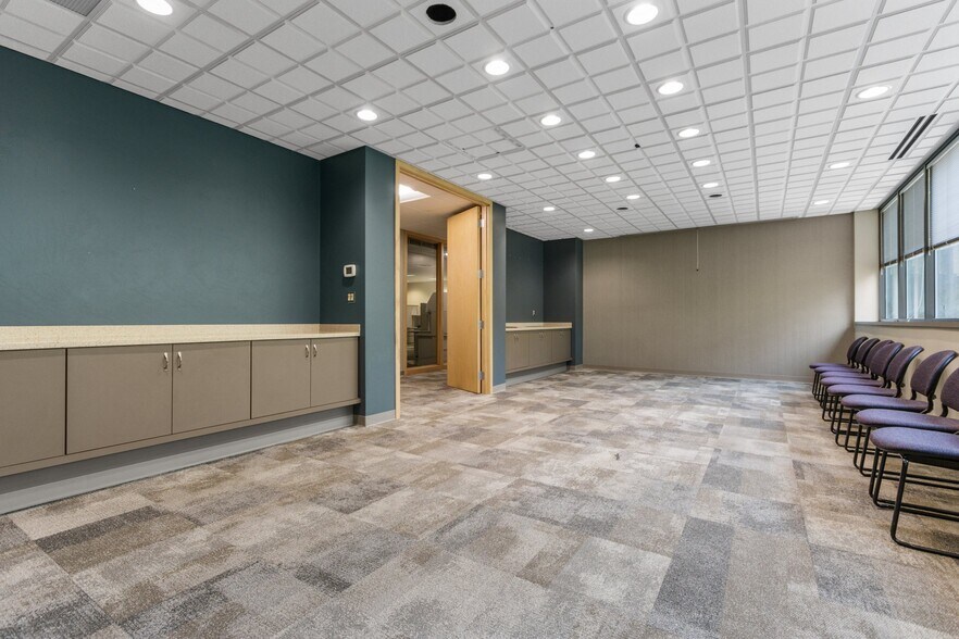 More Photos Of 1088 Springhurst Dr, Green Bay Office For Lease