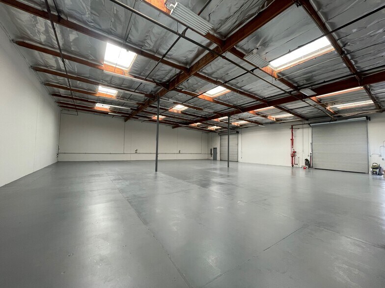More Photos Of 332 W Brenna Ln, Orange Warehouse For Lease