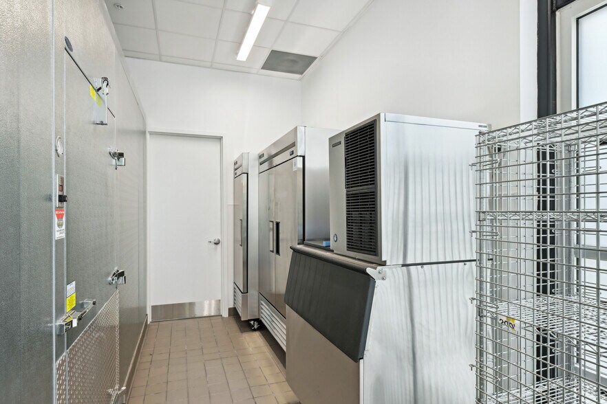 More Photos Of 159 Armour Dr NE, Atlanta Showroom For Lease