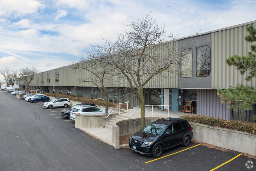 More Photos Of 1900-2080 S Carboy Rd, Mount Prospect Distribution For Lease