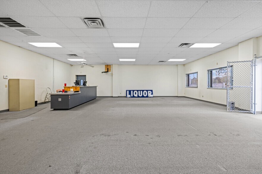 More Photos Of 2103 S Thompson St, Springdale Freestanding For Sale