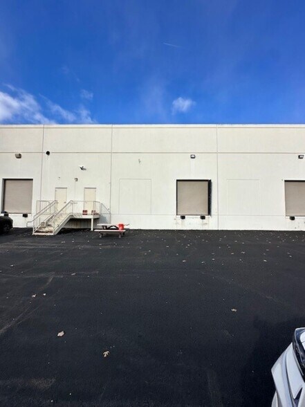 More Photos Of 4170 Lafayette Center Dr, Chantilly Light Distribution For Sale