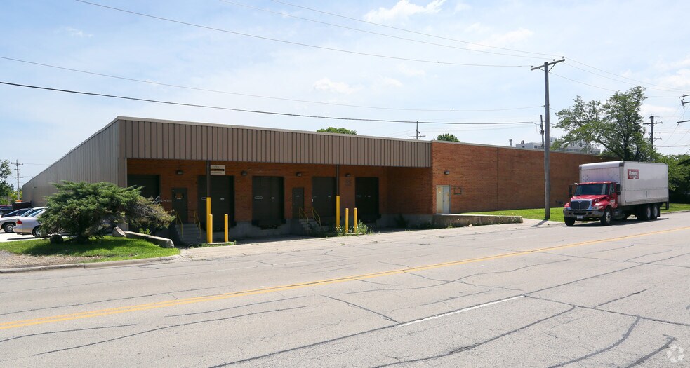 More Photos Of 6310-6344 W Gross Point Rd, Niles Warehouse For Lease