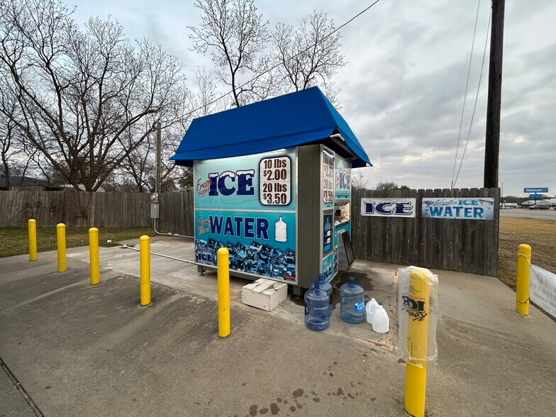 More Photos Of 1610 Posey Ln, Sulphur Springs Office For Sale