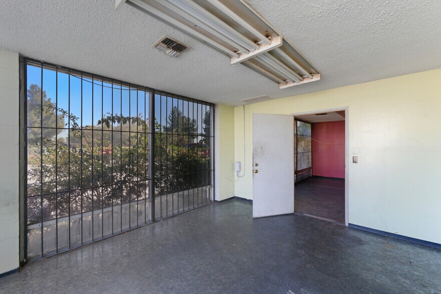 More Photos Of 159-161 N East End Ave, Pomona Warehouse For Sale