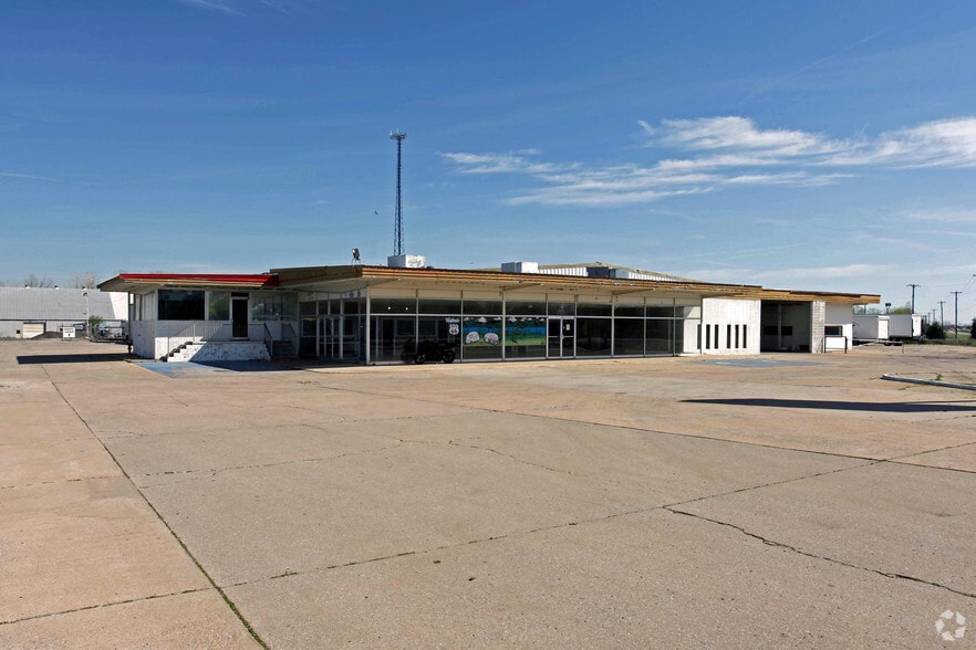 Primary Photo Of 1515 E Main St, Yukon Freestanding For Sale
