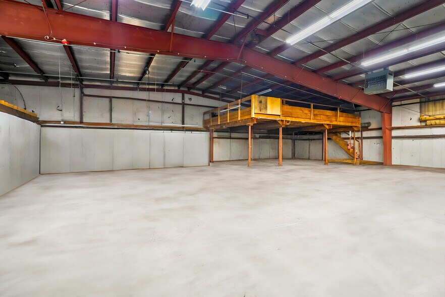 More Photos Of 6 Lark Industrial Pky, Greenville Self Storage For Lease