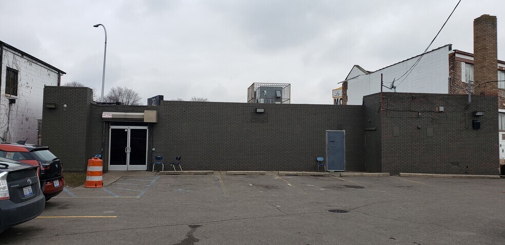 More Photos Of 18830 Woodward Ave, Detroit General Retail For Lease