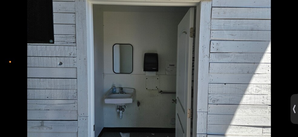More Photos Of 110 E 4000 N, Hyde Park Auto Repair For Lease