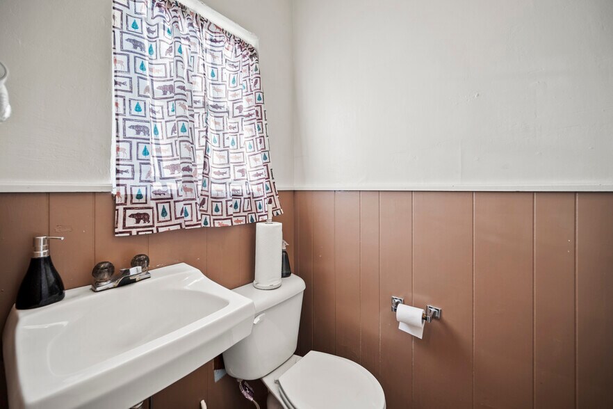 More Photos Of 5280 Edison Ave, Colorado Springs Veterinarian Kennel For Sale