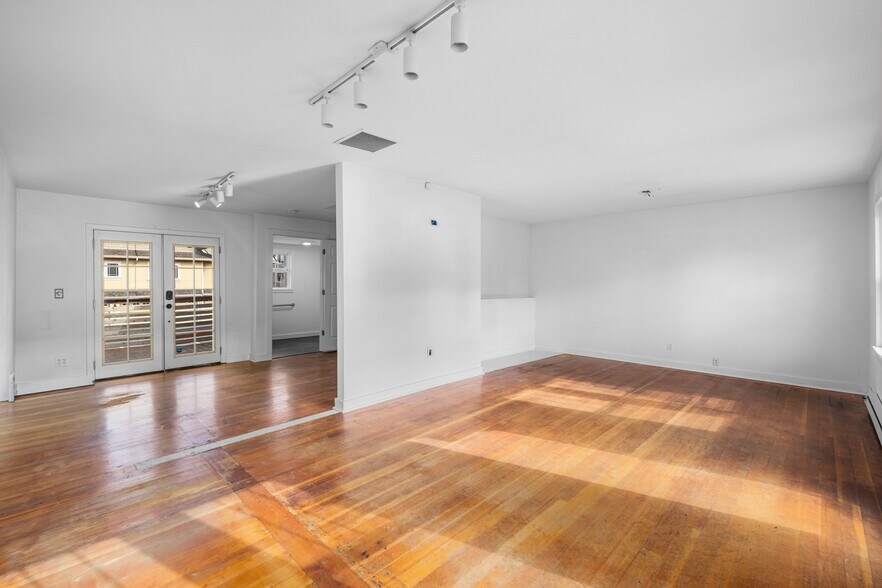 More Photos Of 605 Main St, Edmonds General Retail For Sale