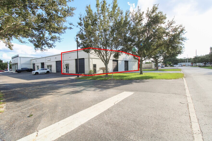 More Photos Of 2350 Us-17-92, Longwood Showroom For Lease