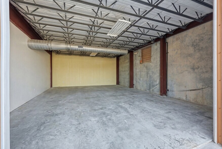 More Photos Of 6305 Beverlyhill St, Houston Warehouse For Sale