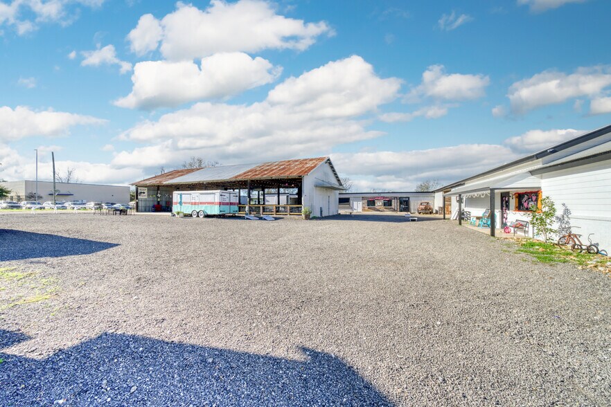 More Photos Of 710 S May St, Madisonville General Retail For Sale