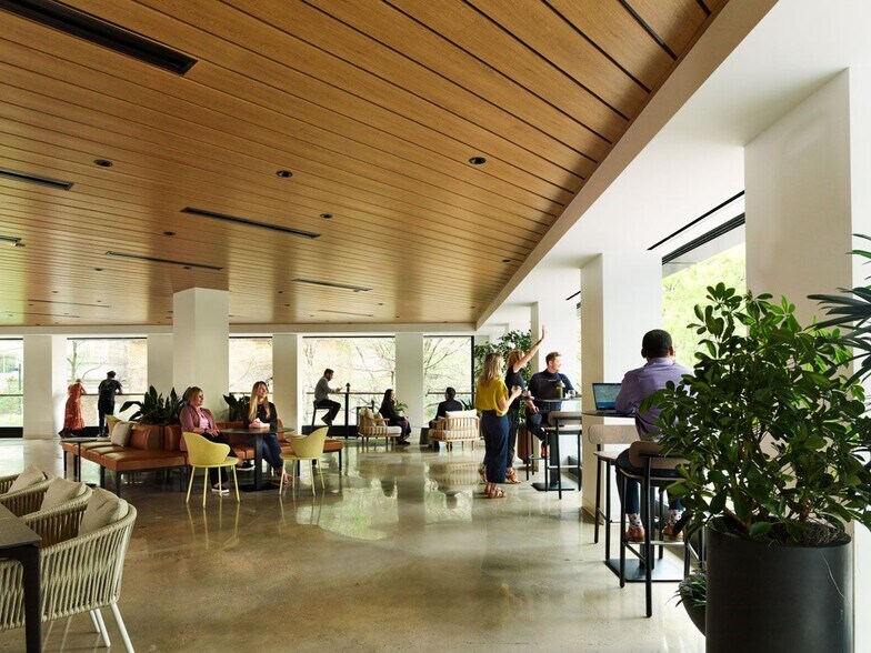 More Photos Of 101 S Tryon St, Charlotte Office Residential For Lease