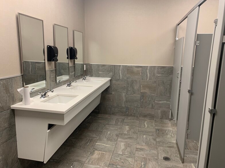 More Photos Of 16 N Greenbush Rd, Troy Freestanding For Lease
