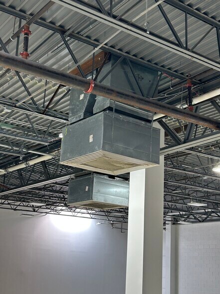 More Photos Of 4230 Forbes Blvd, Lanham Showroom For Lease