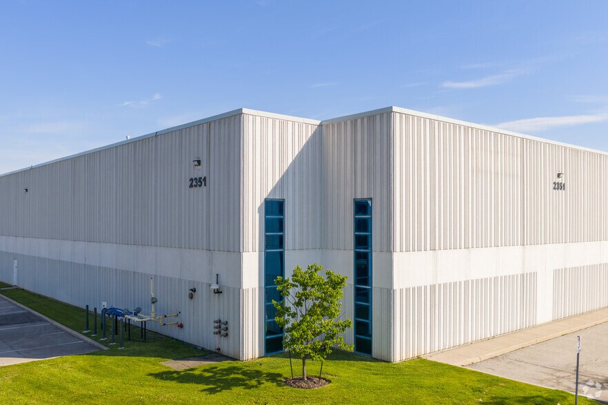 More Photos Of 2351 Upper Middle Rd E, Oakville Warehouse For Lease