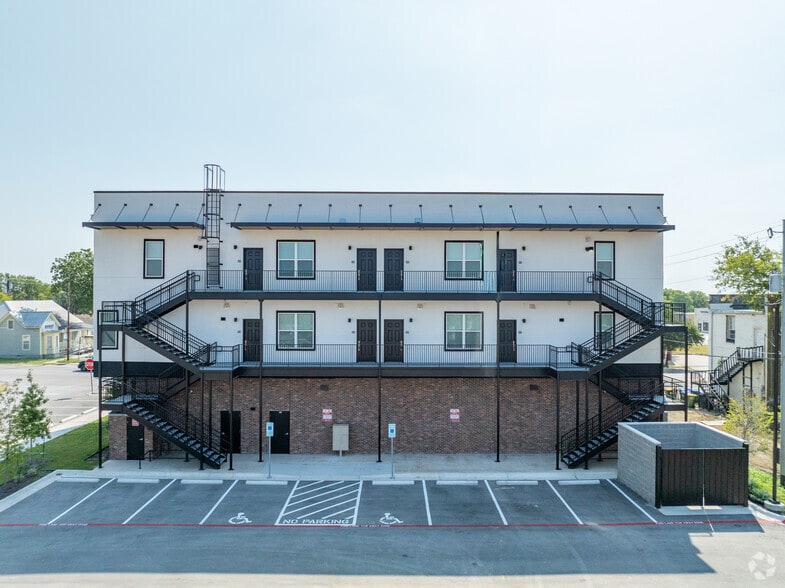 More Photos Of 109 N Lexington St, Manor Apartments For Lease