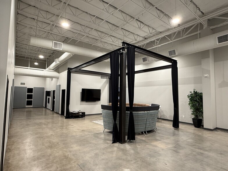 More Photos Of 3101-3117 N Skyway Cir, Irving Distribution For Lease