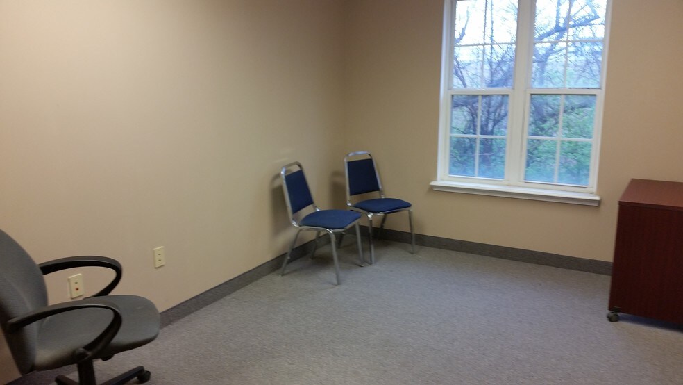 More Photos Of 601 N Shore Dr, Jeffersonville Medical For Sale