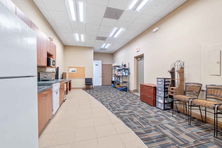 More Photos Of 503A Harbor Blvd, Destin Flex For Lease