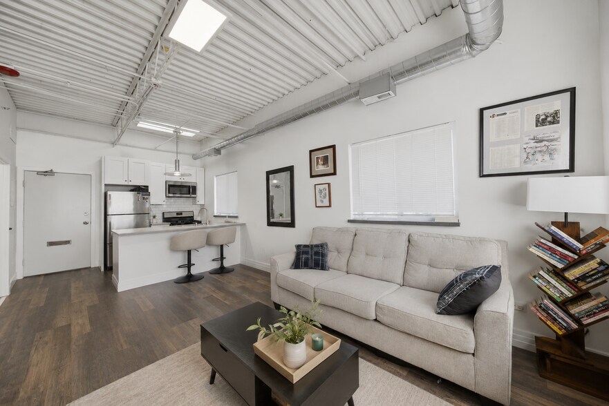 More Photos Of 460 Coventry Ln, Crystal Lake Apartments For Sale
