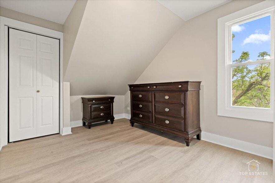 More Photos Of 1542 Victoria Ave, North Chicago Apartments For Sale