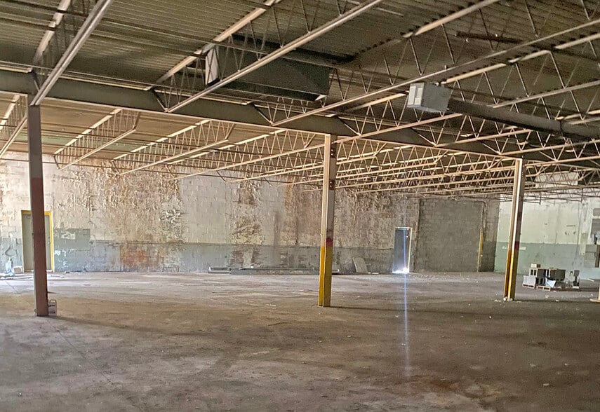 More Photos Of 22778 Globe Ave, Warren Warehouse For Lease